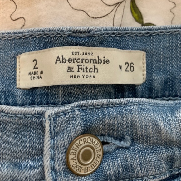 Low-rise light wash Abercrombie & Fitch shorts - Picture 3 of 3